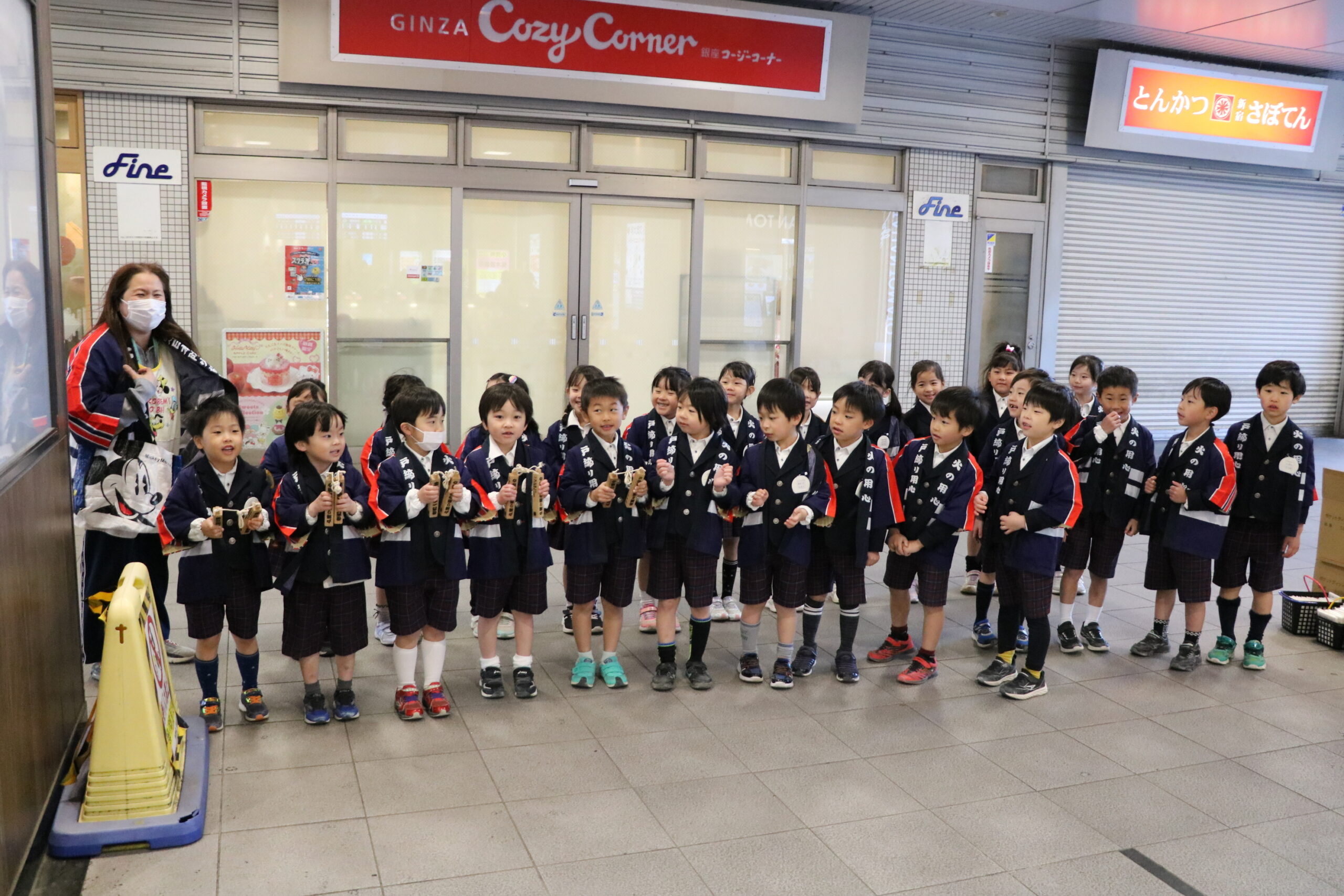 幼年消防クラブ　ティッシュ配り