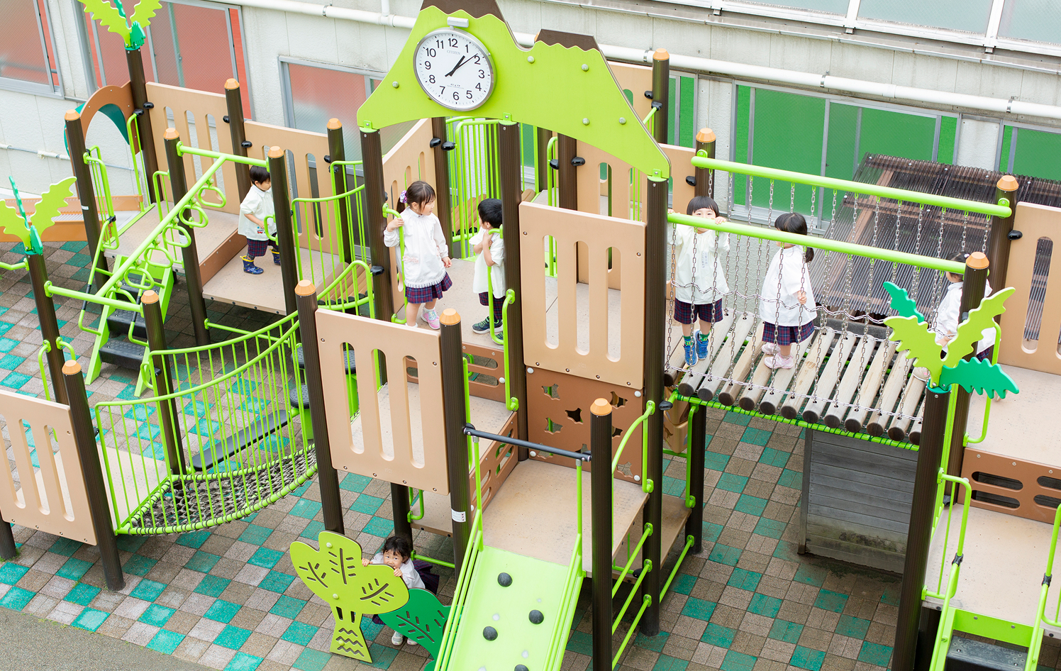 大きな遊具で遊ぶ-1